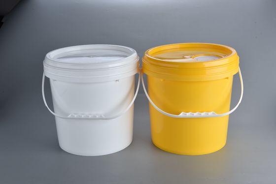 La botte aperta in plastica da 10 litri è leggera e può contenere sostanze chimiche o vernice