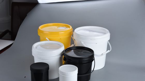 La botte aperta in plastica da 10 litri è leggera e può contenere sostanze chimiche o vernice