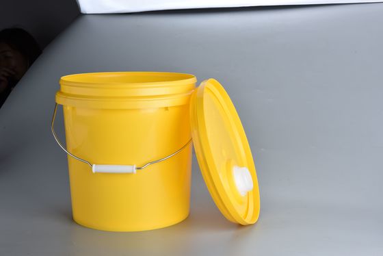 La botte aperta in plastica da 10 litri è leggera e può contenere sostanze chimiche o vernice